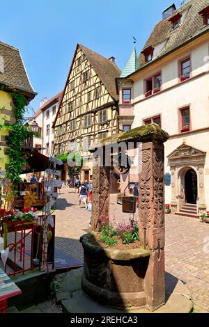 Riquewihr Elsass Frankreich. Elsässer Weinstraße. Die Holzrahmenhäuser in der Altstadt Stockfoto