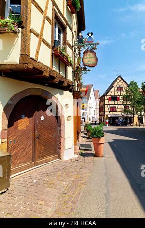 Eguisheim Elsass Frankreich. Elsässer Weinstraße. Die Holzrahmenhäuser in der Altstadt Stockfoto