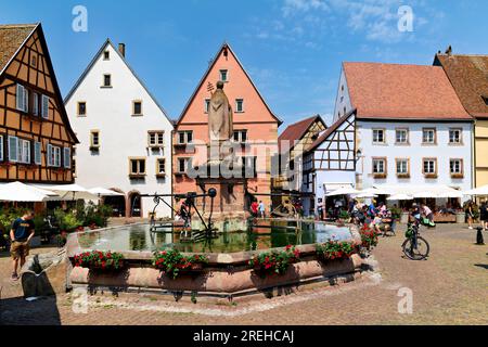 Eguisheim Elsass Frankreich. Elsässer Weinstraße. Saint-Leon-Platz Stockfoto