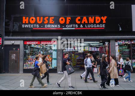 London UK. 28. Juli 2023 Ein allgemeiner Blick auf House of Candy auf dem ehemaligen Standort des HMV-Ladens in der Oxford Street. Der Stadtrat von Westminster plant, US-Süßwarenläden von der Oxford Street zu entfernen, nachdem viele als Fassade für unrechtmäßige Geschäfte entdeckt wurden. Eine neue Regelung im Wert von 10million Mio. GBP soll das Gebiet umgestalten, indem Kleinunternehmen die Möglichkeit erhalten, Ladengeschäfte zu eröffnen und die Preise für Unternehmen um 70 % zu senken. Kredit: amer Ghazzal/Alamy Live News Stockfoto