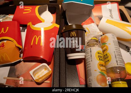 Müll nach dem Essen von McDonalds Lebensmitteln, Papier und Plastik recycelbare und nicht recycelbare Verpackungen. 17. Mai 2023, Wien, Österreich Stockfoto