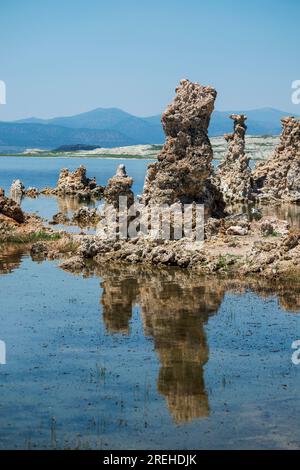 Die South Tufas und Navy Beach Felsformationen am Mono Lake sind ziemlich ungewöhnlich und ein großartiger Zwischenstopp in der östlichen Sierra von Kalifornien. Stockfoto