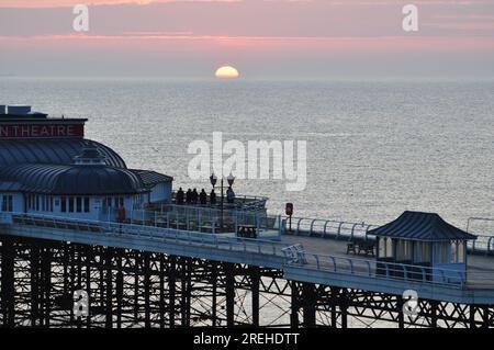 Midsummer Sunrise at Cromer, 21. Juni 2023, Norfolk, England Stockfoto