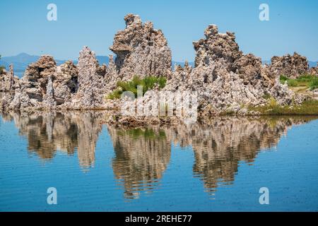 Die South Tufas und Navy Beach Felsformationen am Mono Lake sind ziemlich ungewöhnlich und ein großartiger Zwischenstopp in der östlichen Sierra von Kalifornien. Stockfoto