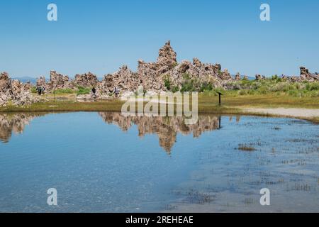 Die South Tufas und Navy Beach Felsformationen am Mono Lake sind ziemlich ungewöhnlich und ein großartiger Zwischenstopp in der östlichen Sierra von Kalifornien. Stockfoto