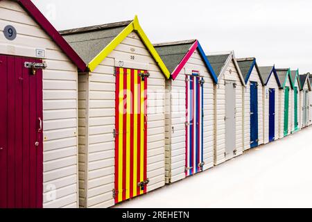 Strandhütten mit bunten Türen am Meer. Paignton, Devon, England, Großbritannien, Großbritannien Stockfoto