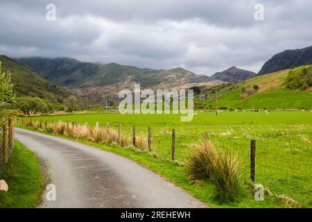 Im Snowdonia-Nationalpark könnt ihr den Cwm Pennant Valley entlang der engen Landstraße bestaunen. Llanfihangel-y-pennant, Porthmadog, Gwynedd, North Wales, Vereinigtes Königreich, Großbritannien Stockfoto