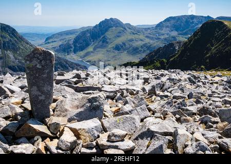 Blick von oben auf das Ogwen-Tal vom felsigen Mynydd Perfedd in Marchlyn Horseshoe im Snowdonia-Nationalpark. Bethesda, Gwynedd, Nordwales, Großbritannien, Großbritannien Stockfoto