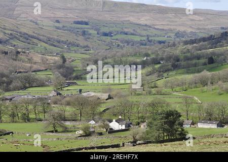 Mit Blick nach Westen entlang Dentdale in Richtung Dent von der Nähe von Cowgill, Cumbria, direkt über die Grenze von Yorkshire und The Dales, England, Großbritannien Stockfoto