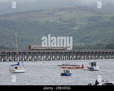 Train on Barmouth Bridge, Barmouth, Abermaw, North Wales, Vereinigtes Königreich, UK. Stockfoto