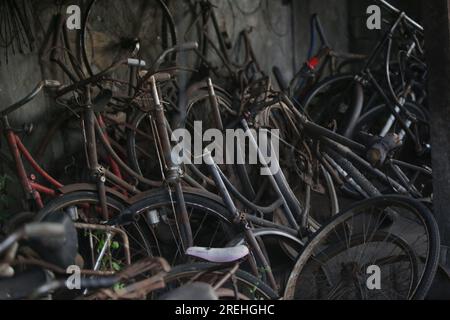 Ein Haufen rostiger Fahrräder in der Werkstatt Stockfoto