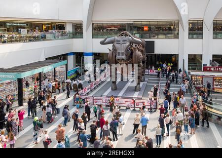Ozzy, der Stier, der bei der Eröffnungszeremonie der Birmingham Commonwealth Games zu sehen war, befindet sich jetzt in der Halle der Birmingham New Street Station Stockfoto