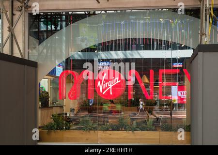Großes neonfarbenes „Virgin Money“-Schild und Logo auf dem Fenster einer Filiale in New Street, Birmingham Stockfoto