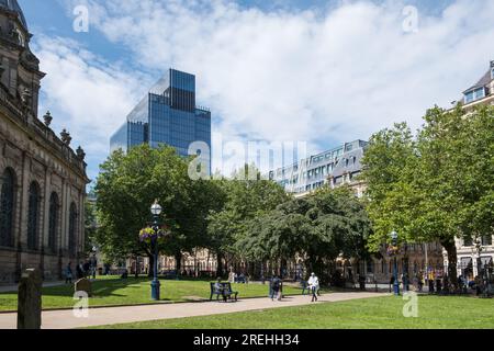 St Philip's Cathedral und 103 Colmore in der Colmore Row im Stadtzentrum von Birmingham und dem Pigeon Park Stockfoto