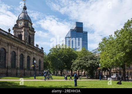 St Philip's Cathedral und 103 Colmore in der Colmore Row im Stadtzentrum von Birmingham und dem Pigeon Park Stockfoto