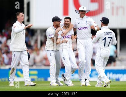 Das englische Mark Wood (Zentrum) feiert das Wicket von Australiens Mitchell Starc (nicht abgebildet) mit Teamkollegen am zweiten Tag des fünften LV= Insurance Ashes Series-Testspiels im Kia Oval, London. Bilddatum: Freitag, 28. Juli 2023. Stockfoto