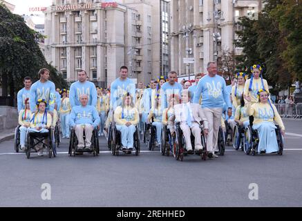 Eine Gruppe von Männern und Frauen mit besonderen Bedürfnissen, die die Straße runter in Rollstühlen fahren. Unabhängigkeitstag der Ukraine. 24. August 2018. Kiew, Ukraine Stockfoto