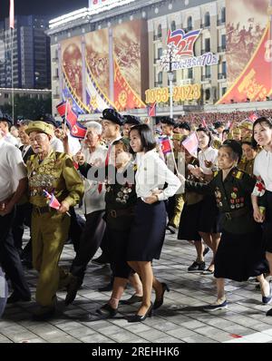 Pjöngjang. 27. Juli 2023. Veteranen nehmen am 27. Juli 2023 an der Militärparade auf dem Kim Il Sung Square im Zentrum von Pjöngjang, der Hauptstadt der Demokratischen Volksrepublik Korea (DVRK), Teil, um dem 70. Jahrestag des Sieges des Vaterland-Befreiungskriegs des Landes zu gedenken. Kredit: Yao Dawei/Xinhua/Alamy Live News Stockfoto