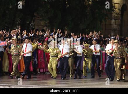 Pjöngjang. 27. Juli 2023. Veteranen nehmen am 27. Juli 2023 an der Militärparade auf dem Kim Il Sung Square im Zentrum von Pjöngjang, der Hauptstadt der Demokratischen Volksrepublik Korea (DVRK), Teil, um dem 70. Jahrestag des Sieges des Vaterland-Befreiungskriegs des Landes zu gedenken. Kredit: Yao Dawei/Xinhua/Alamy Live News Stockfoto