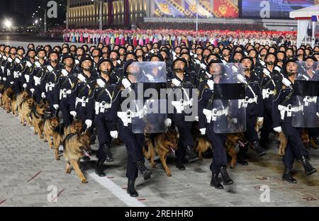 Pjöngjang. 27. Juli 2023. Am 27. Juli 2023 findet am Kim Il Sung Square im Zentrum von Pjöngjang, der Hauptstadt der Demokratischen Volksrepublik Korea (DVRK), eine Militärparade zum Gedenken an den 70. Jahrestag des Sieges des Vaterland-Befreiungskrieges statt. Kredit: Yao Dawei/Xinhua/Alamy Live News Stockfoto