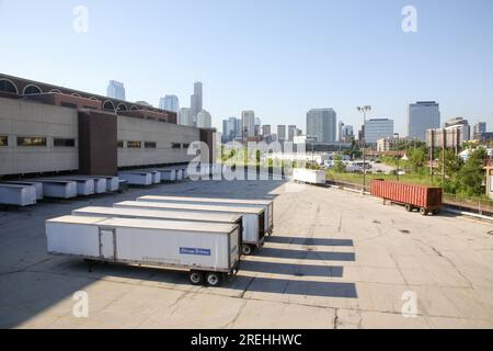 Der Standort der ehemaligen Druckerei des Chicago Tribune Freedom Center steht leer, wo am 27. Juli 2023 in River West, Chicago, ein BallyÕs Chicago Casino gebaut wird. BallyÕs wurde der Vermieter von TribuneÕs, als es das 30 Hektar große Grundstück für $200 Millionen Dollar kaufte und nach Genehmigung durch das Rathaus von ChicagoÕs eine Verkaufsleaseback auf das Grundstück vergab. Das Kasino wird voraussichtlich 2026 eröffnet. (Fotos von: Alexandra Buxbaum/Sips USA) Guthaben: SIPA USA/Alamy Live News Stockfoto