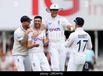 Das englische Mark Wood (Zentrum) feiert das Wicket von Australiens Mitchell Starc (nicht abgebildet) mit Teamkollegen am zweiten Tag des fünften LV= Insurance Ashes Series-Testspiels im Kia Oval, London. Bilddatum: Freitag, 28. Juli 2023. Stockfoto