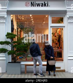 Außenansicht anzeigen. Niwaki Store London, London, Großbritannien. Architekt: Jones Neville, 2021. Stockfoto