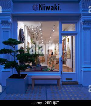 Außenansicht anzeigen. Niwaki Store London, London, Großbritannien. Architekt: Jones Neville, 2021. Stockfoto