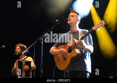 Malmesbury, Wiltshire, Großbritannien. 28. Juli 2023. Sam Kelly und die verlorenen Jungs, tritt auf dem Womad Festival auf. Das WOMAD-Festival (World of Music and Dance) fand im Charlton Park in der Nähe von Malmesbury in Wiltshire, Großbritannien, statt. Heute im 41. Jahr strömten Tausende in den Park, um eine vielfältige internationale Reihe von Acts zu sehen. (Kreditbild: © Rod Harbinson/ZUMA Press Wire) NUR REDAKTIONELLE VERWENDUNG! Nicht für den kommerziellen GEBRAUCH! Stockfoto