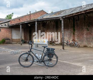 Rumst, Provinz Antwerpen, Belgien, 30. Juni 2023 - Trekingrad vor dem Museum der lokalen Ziegelsteinindustrie Stockfoto