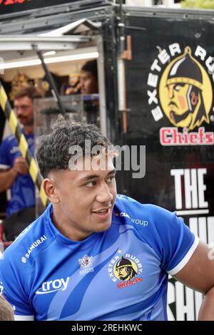 Exeter, Großbritannien. 28. Juli. Exeter Chiefs vor der Kathedrale von Exeter. Kredit: Julian Kemp/Alamy Live News Stockfoto