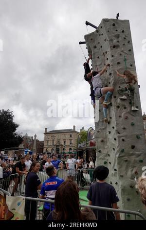 Exeter, Großbritannien. 28. Juli. Exeter Chiefs vor der Kathedrale von Exeter. Kredit: Julian Kemp/Alamy Live News Stockfoto