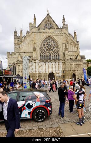 Exeter, Großbritannien. 28. Juli. Exeter Chiefs vor der Kathedrale von Exeter. Kredit: Julian Kemp/Alamy Live News Stockfoto