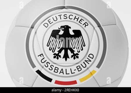 LONDON, Vereinigtes Königreich - Juli 2023: Logo der deutschen Fußballnationalmannschaft auf einem Fußball. 3D-Rendering Stockfoto
