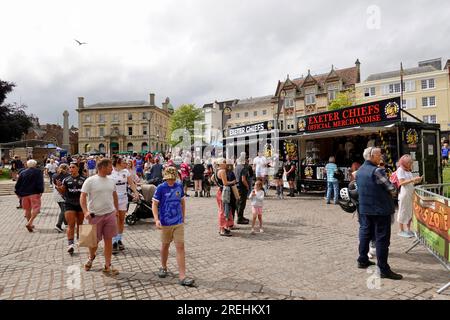 Exeter, Großbritannien. 28. Juli. Exeter Chiefs vor der Kathedrale von Exeter. Kredit: Julian Kemp/Alamy Live News Stockfoto