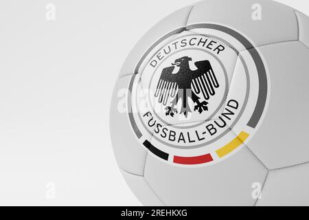 LONDON, Vereinigtes Königreich - Juli 2023: Logo der deutschen Fußballnationalmannschaft auf einem Fußball. 3D-Rendering Stockfoto