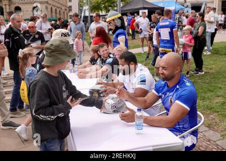 Exeter, Großbritannien. 28. Juli. Exeter Chiefs vor der Kathedrale von Exeter. Kredit: Julian Kemp/Alamy Live News Stockfoto