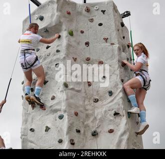 Exeter, Großbritannien. 28. Juli. Exeter Chiefs vor der Kathedrale von Exeter. Kredit: Julian Kemp/Alamy Live News Stockfoto