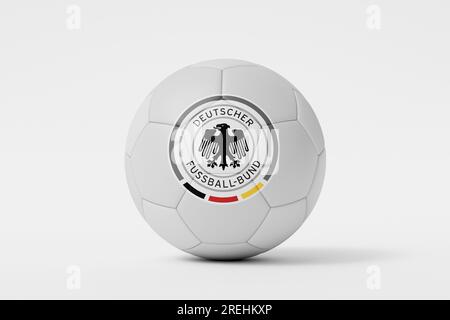 LONDON, Vereinigtes Königreich - Juli 2023: Logo der deutschen Fußballnationalmannschaft auf einem Fußball. 3D-Rendering Stockfoto