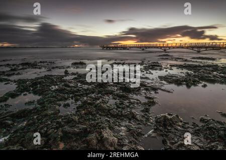 Lange Exposition über einem Lava-Strand. Steiniger Sandstrand am Morgen. bucht, Küste bei Corralejo, Provinz Las Palmas, Spanien Stockfoto