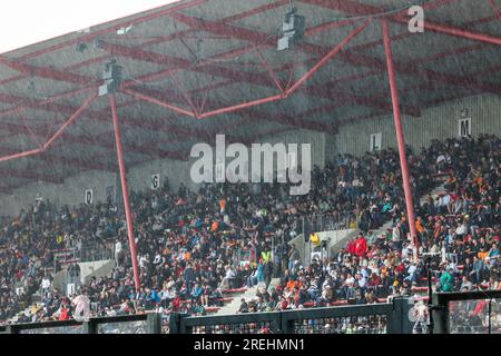 Stavelot, Belgien. 28. Juli 2023. Fans auf den Haupttribünen während des Formel 1 MSC Cruises 2023 Grand Prix in Belgien, 12. Runde der Formel-1-Weltmeisterschaft 2023 vom 28. Bis 30. Juli 2023 auf dem Circuit de Spa-Francorchamps in Stavelot, Belgien Kredit: Independent Photo Agency/Alamy Live News Stockfoto