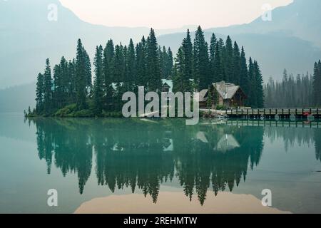 Rauch von zahlreichen Waldbränden in der Rocky Mountains Shrouds Emerald Lake Lodge in einer Wolke von Dunst. Yoho-Nationalpark, British Columbia, Kanada Stockfoto