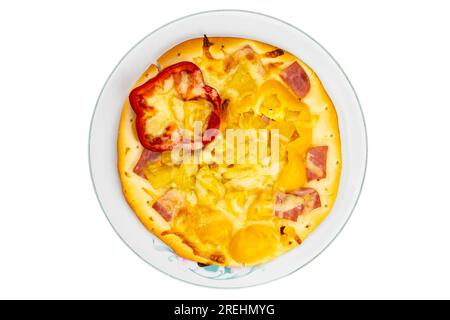 Blick von oben auf hausgemachte hawaiianische Pizza mit Ananas, Chili-Paprika, Schinken, Käse und Mozzarella in weißer Keramikplatte isoliert auf weißem Hintergrund Stockfoto