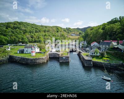 Crinan Canal Basin, Crinan Canal, Schottland, mit Blick auf das Dorf Crinan und das Crinan Hotel. Stockfoto