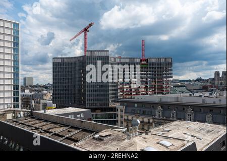 Stadtzentrum von Brüssel, Belgien, 20 . Juli 2023 - Blick aus dem hohen Winkel auf eine Bürobaustelle im Stadtzentrum Stockfoto