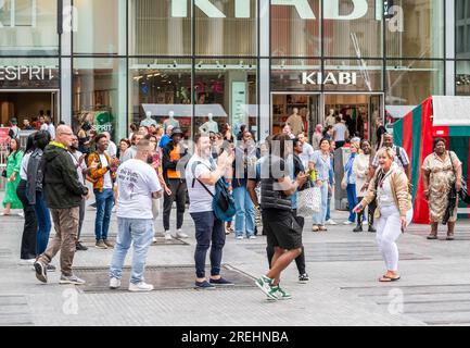 Stadtzentrum von Brüssel, Belgien, 20. Juli 2023 - religiös inspirierter öffentlicher Tanz mit einer Gruppe interrassistischer Menschen Stockfoto