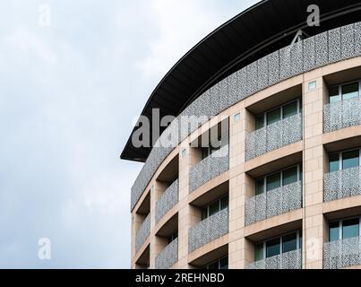Stadtzentrum von Brüssel, Belgien, 20. Juli 2023 - Moderne runde Fassade des Bürogebäudes der Stadt Stockfoto