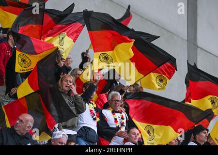 Tubize, Belgien. 27. Juli 2023. Fans Deutschlands bildeten vor einem Fußballspiel der Nationalfrauen unter 19 Teams der Niederlande und Spaniens beim UEFA Women's under-19 EURO Final Tournament im ersten Halbfinale am Donnerstag, den 27. Juli 2023 in Tubize, Belgien . Kredit: Sportpix/Alamy Live News Stockfoto