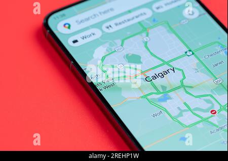 New York, USA - 21. Juli 2023: Autoverkehr in Calgary auf google Maps in der Nahaufnahme des Smartphone-Bildschirms Stockfoto