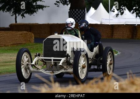 Archie Collings, Mercedes 120hp, 30 Jahre Geschwindigkeitsfestival, eine Auswahl einiger der besten Autos und Fahrräder, die auf dem Platz sind Stockfoto